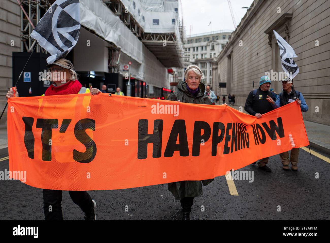 Londres, Royaume-Uni. 19 octobre 2023. Des centaines de manifestants occupent aujourd'hui les somptueux bureaux de la City de Londres de dix assureurs de la Lloyd's de Londres exigeant qu'ils excluent l'assurance de la mine de charbon de West Cumbria et de l'oléoduc d'Afrique de l'est (EACOP). Un autre groupe de manifestants a défilé dans la ville de Londres, brandissant des banderoles disant "ne pas assurer EACOP" et "ne pas assurer West Cumbria Mine". Les manifestations ont lieu le deuxième jour de la manifestation Fossil Free London "Oily Money Out" visant le Forum sur l'intelligence énergétique à l'hôtel InterContinental Park Lane à Lond Banque D'Images