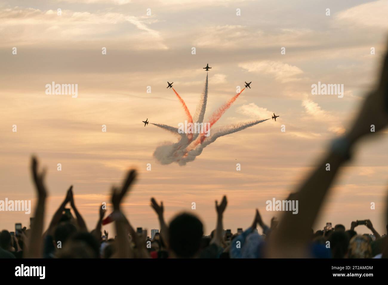 Izmir, Turquie, 9 septembre 2023, le jour de la libération d'Izmir, les célèbres avions Turkish Stars peignent le ciel avec leurs manœuvres aériennes à couper le souffle Banque D'Images