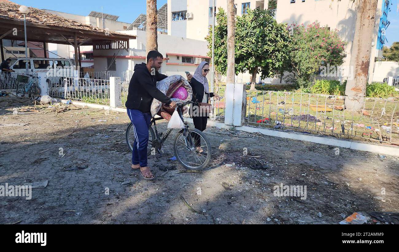 Un couple palestinien avec leurs membres lors d’une promenade à vélo sur le site de l’hôpital baptiste Al-Ahli dans le centre de la ville de Gaza, le mercredi 18 octobre 2023, à la suite d’une explosion qui s’y est produite pendant la nuit. Plus de 500 personnes ont été tuées mardi à l'hôpital baptiste Al-Ahli à Gaza, a déclaré le porte-parole du ministère de la Santé Ashraf al-Qudra. Selon les autorités palestiniennes, l'armée israélienne est responsable de l'attentat meurtrier. Israël nie les allégations palestiniennes selon lesquelles elles auraient participé à l ' attaque. Photo de Muthana Alnajjar/ UPI Banque D'Images