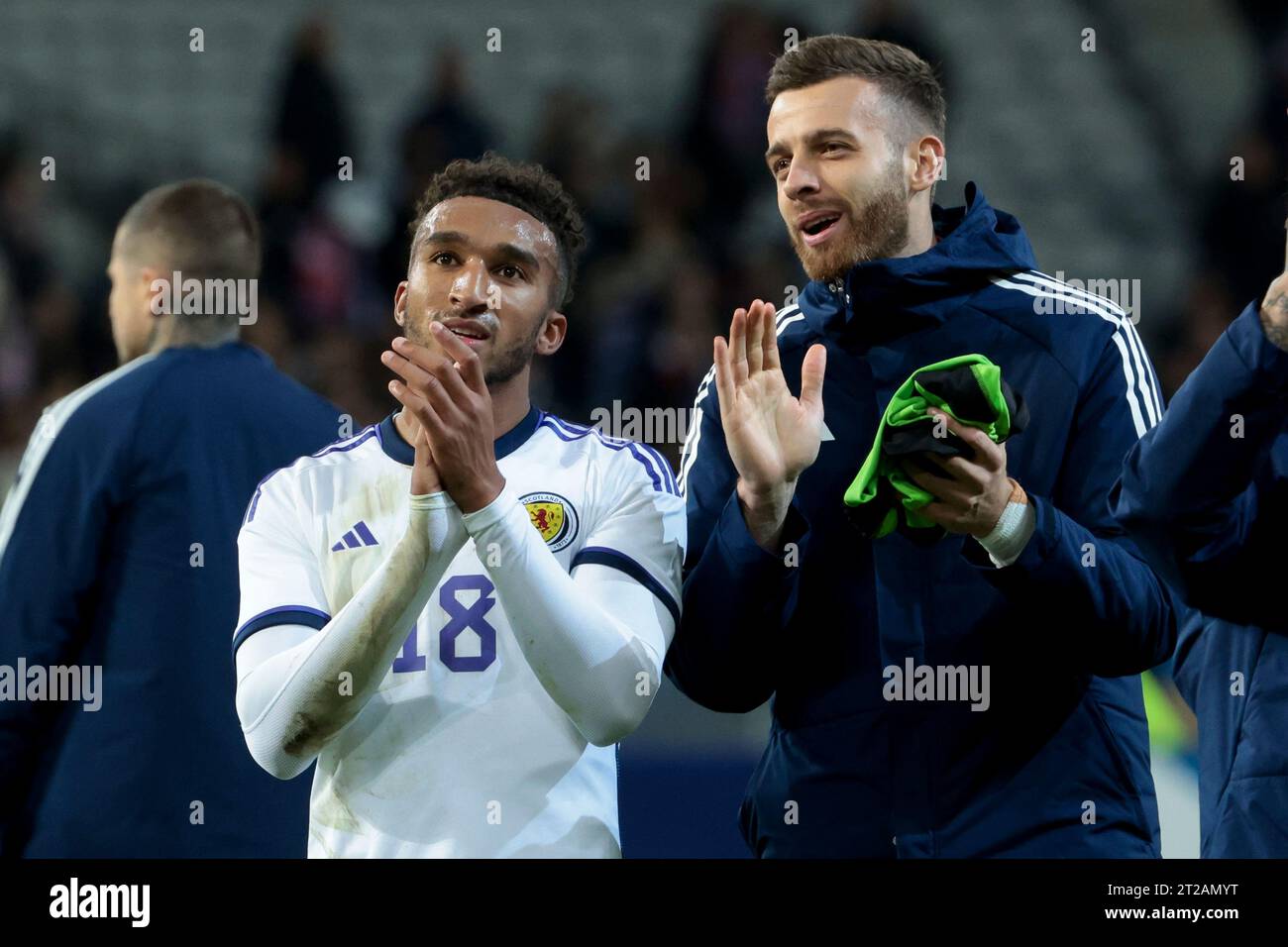 Jacob Brown (Ecosse) salue les supporters après le match amical international de football entre la France et l'Ecosse le 17 octobre 2023 au Stade Pierre Mauroy à Villeneuve-d'Ascq près de Lille, France - photo Jean Catuffe/DPPI crédit : DPPI Media/Alamy Live News Banque D'Images