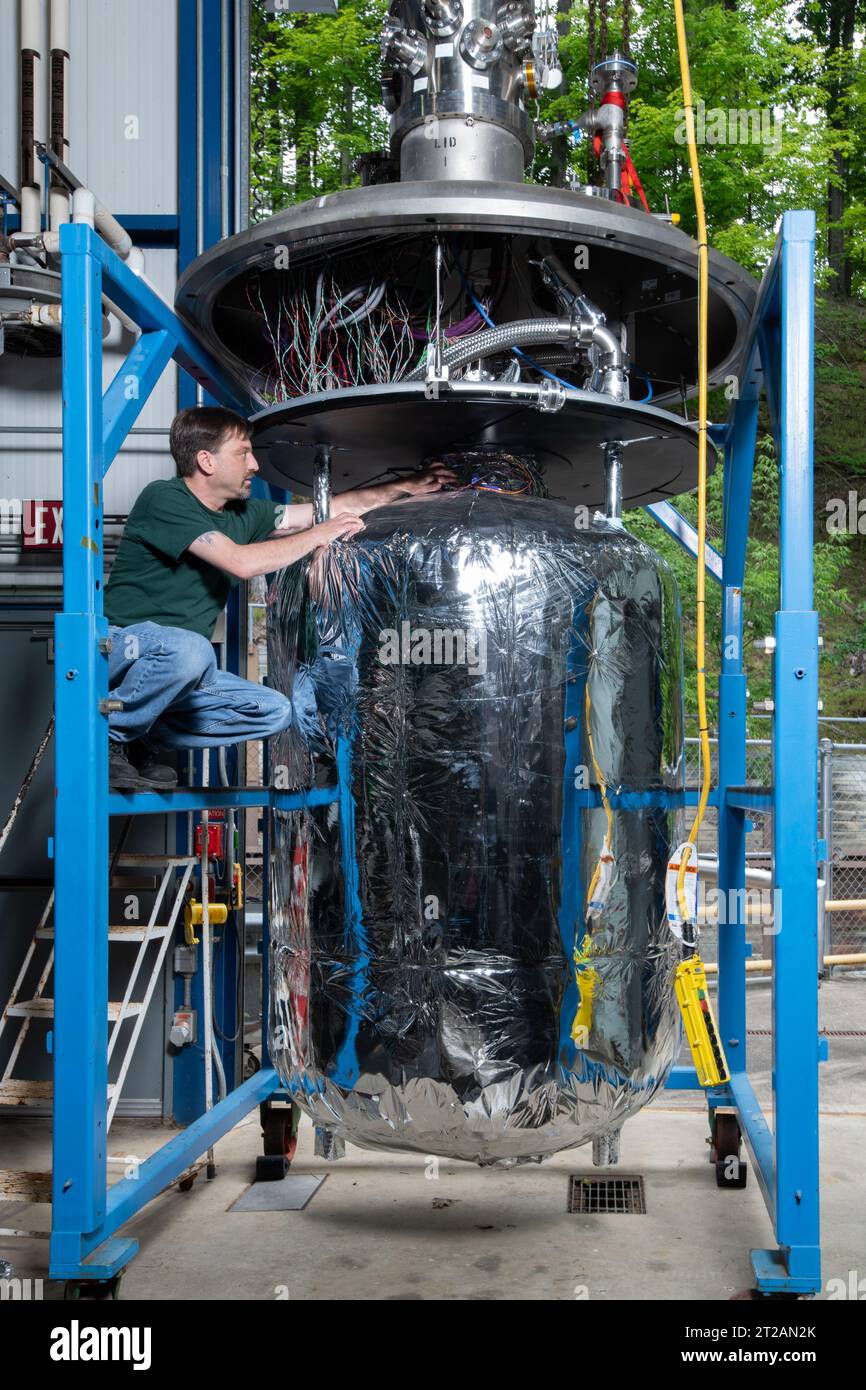 Des expériences CryoFILL au Centre de recherche Glenn de la NASA ont permis de liquéfier l'oxygène à moins 290°F pour simuler les conditions de la Lune et de mars. Les températures à l'intérieur du réservoir ont été mesurées à l'aide du système de détection à fibre optique du Centre de recherche en vol Armstrong de la NASA. Banque D'Images