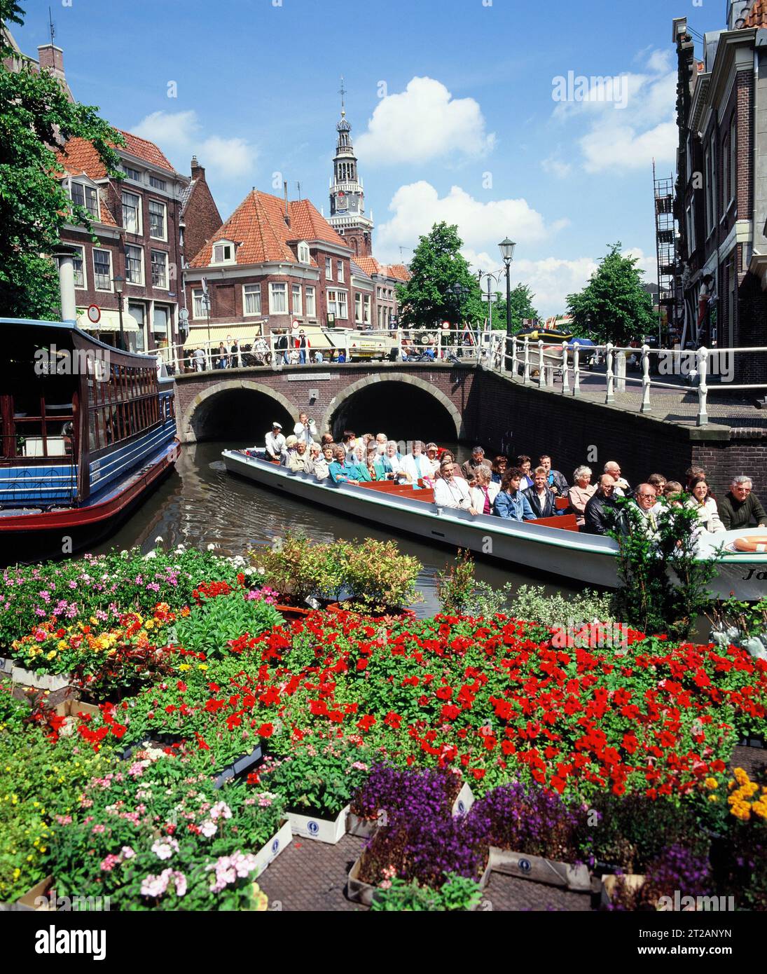 Pays-Bas. Alkmaar. Gewelfde Stenenbrug. Excursion en bateau sur le canal des touristes. Banque D'Images