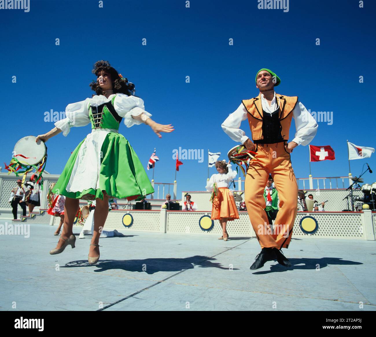 États-Unis. Floride. Walt Disney World. Danseurs jouant à l'extérieur. Banque D'Images