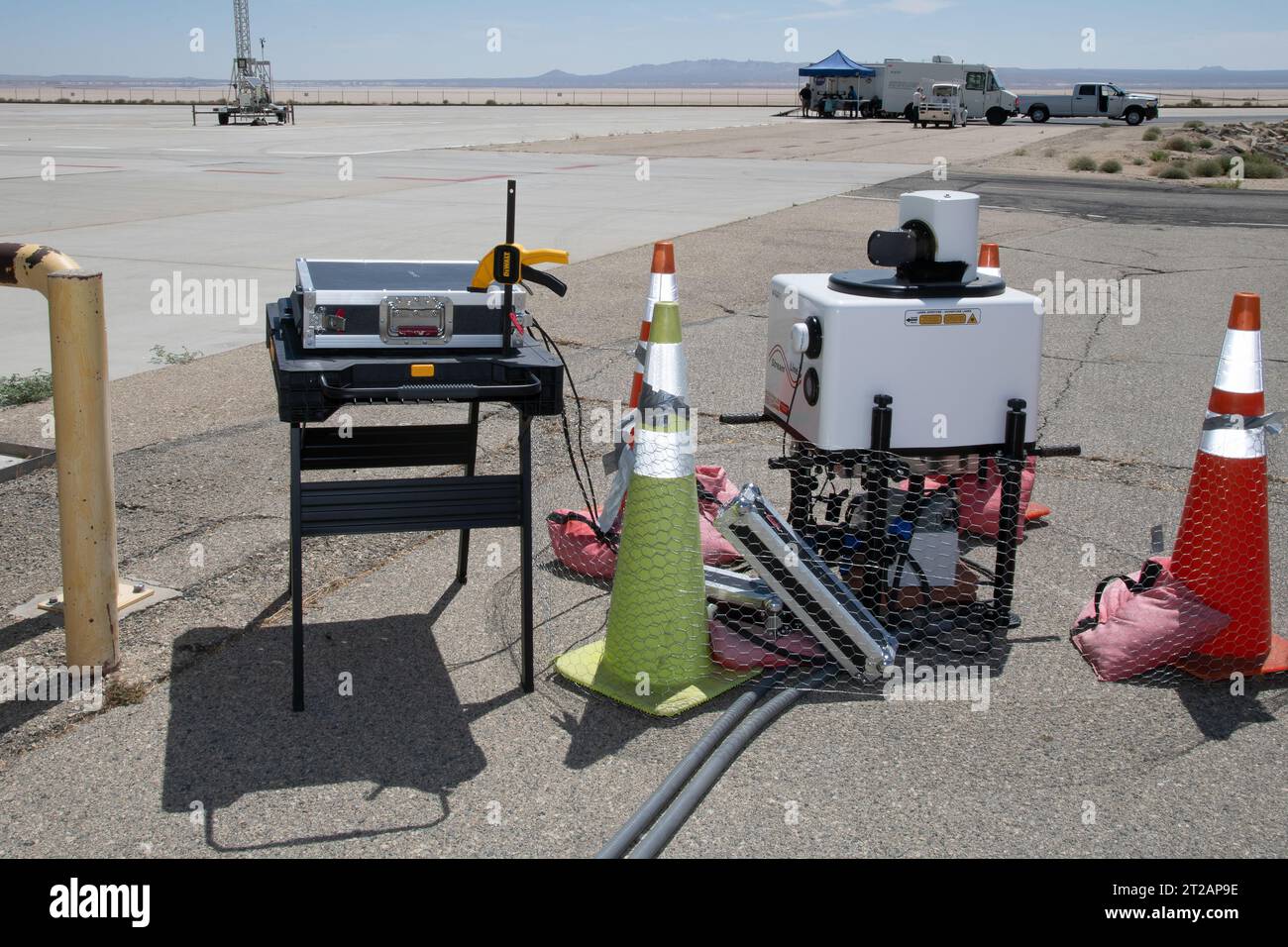 . Il s’agit de l’une des deux unités lidar positionnées à chaque extrémité du bâtiment 4833 du Armstrong Flight Research Center de la NASA à Edwards, en Californie, qui ont formé le concept de « tour virtuelle » de pointe Les unités utilisent des lasers pour mesurer le débit d'air du niveau du sol à 2 000 pieds afin de fournir des données pour aider les futurs drones à atterrir en toute sécurité sur les hubs de toit appelés vertiports, et pour potentiellement améliorer les prévisions météorologiques. Il faisait partie de la campagne multidimensionnelle Advanced exploration of Reliable Operation at Low altitudes : Meteorology, Simulation and Technology. Banque D'Images