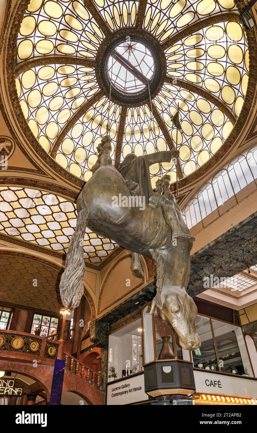 St Venceslas cheval mort, sculpture de David Černý, 1999, centre commercial au Palais Lucerna, Václavské náměstí (place Venceslas) Prague Tchéquie Banque D'Images