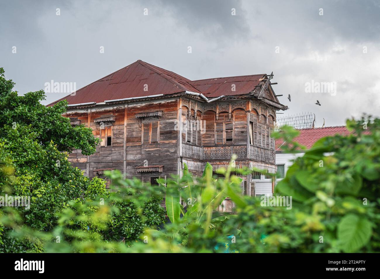 Bangkok, Thaïlande - 14 août 2023 : Windsor House, un teck historique du XIX siècle, dans le quartier de Kudi Chin. Banque D'Images