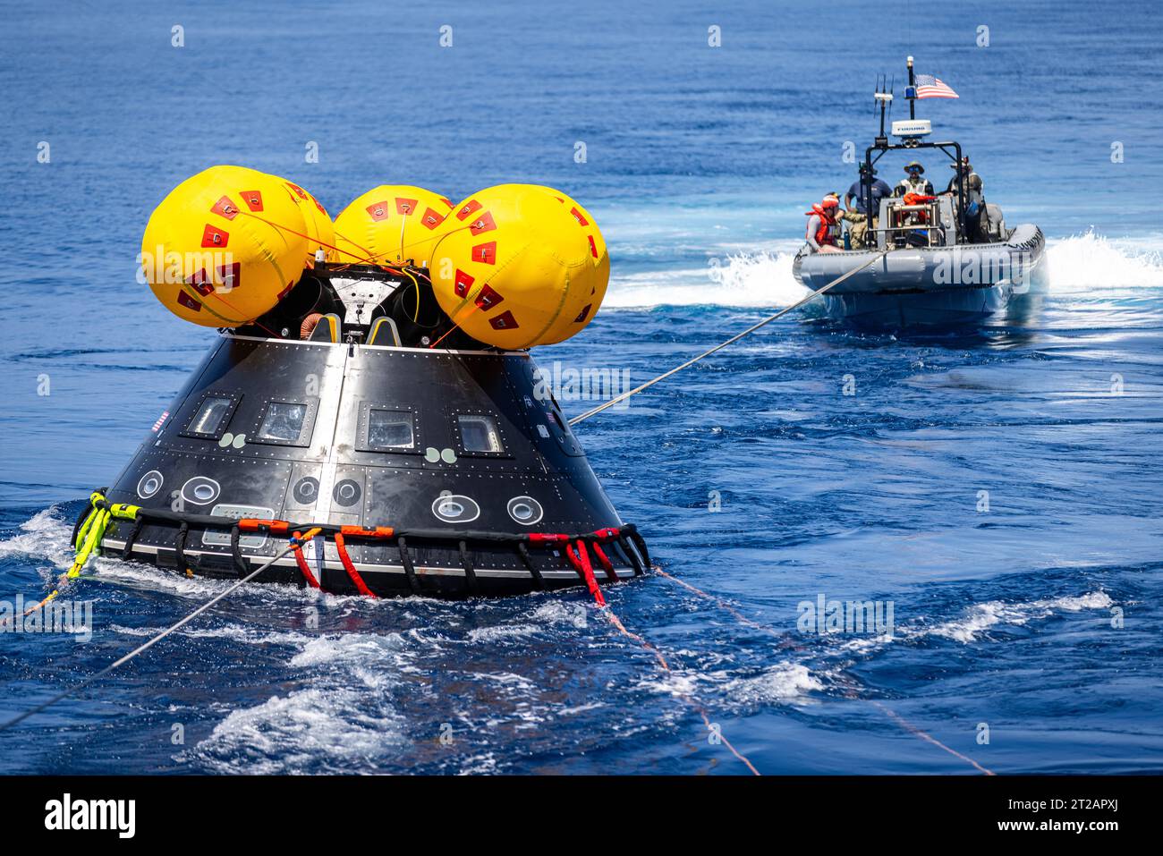 Le Crew module test article (CMTA), une maquette Orion grandeur nature, a été déployé dans l’océan Pacifique pour le test de récupération en cours 10 (URT-10) de la NASA, permettant aux équipes de s’entraîner à récupérer les astronautes pour la mission Artemis II et d’assurer un transfert en toute sécurité vers le navire de récupération. Banque D'Images