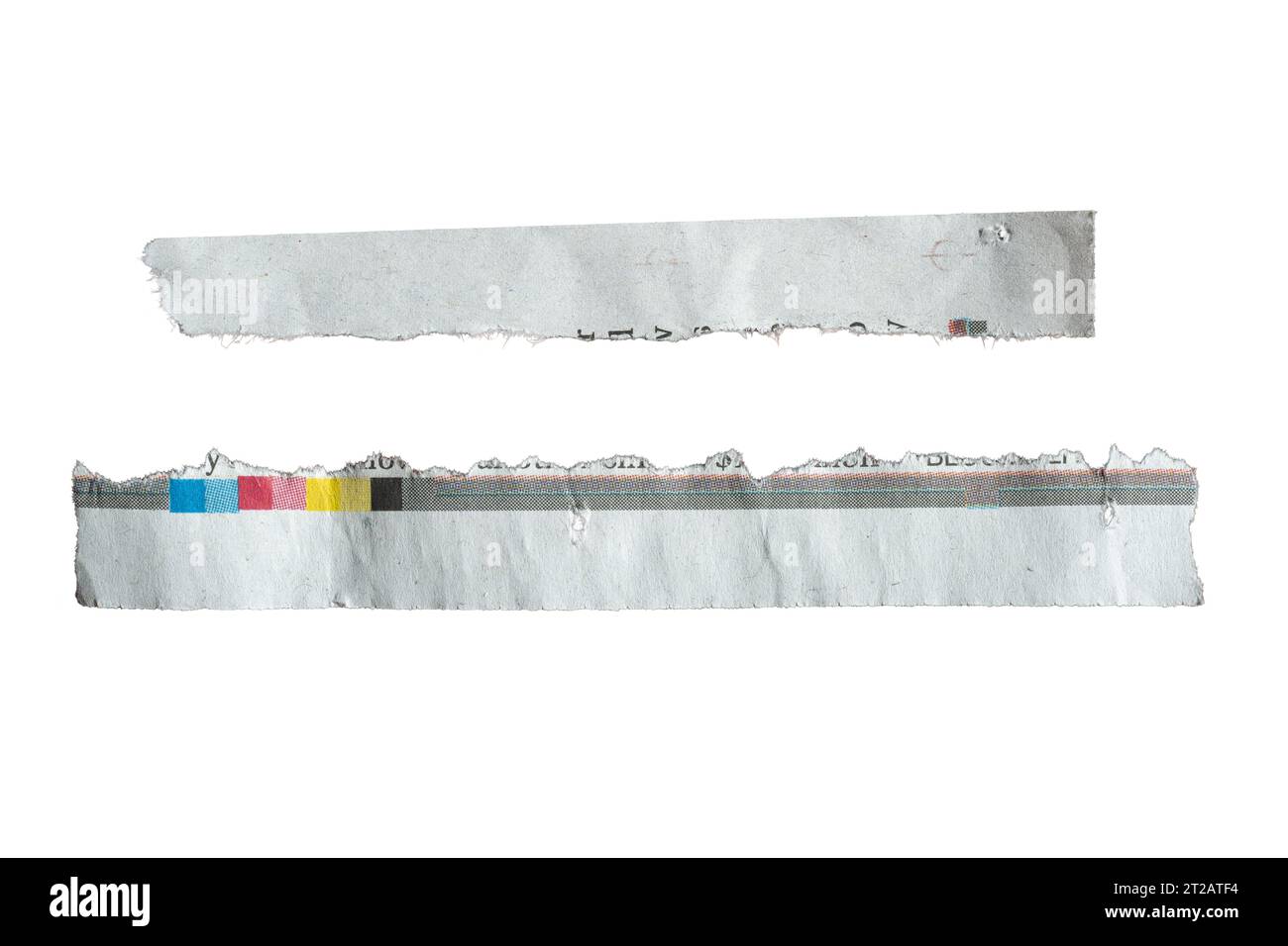 Longs morceaux de journal déchiré sur fond blanc avec chemin de détourage Banque D'Images