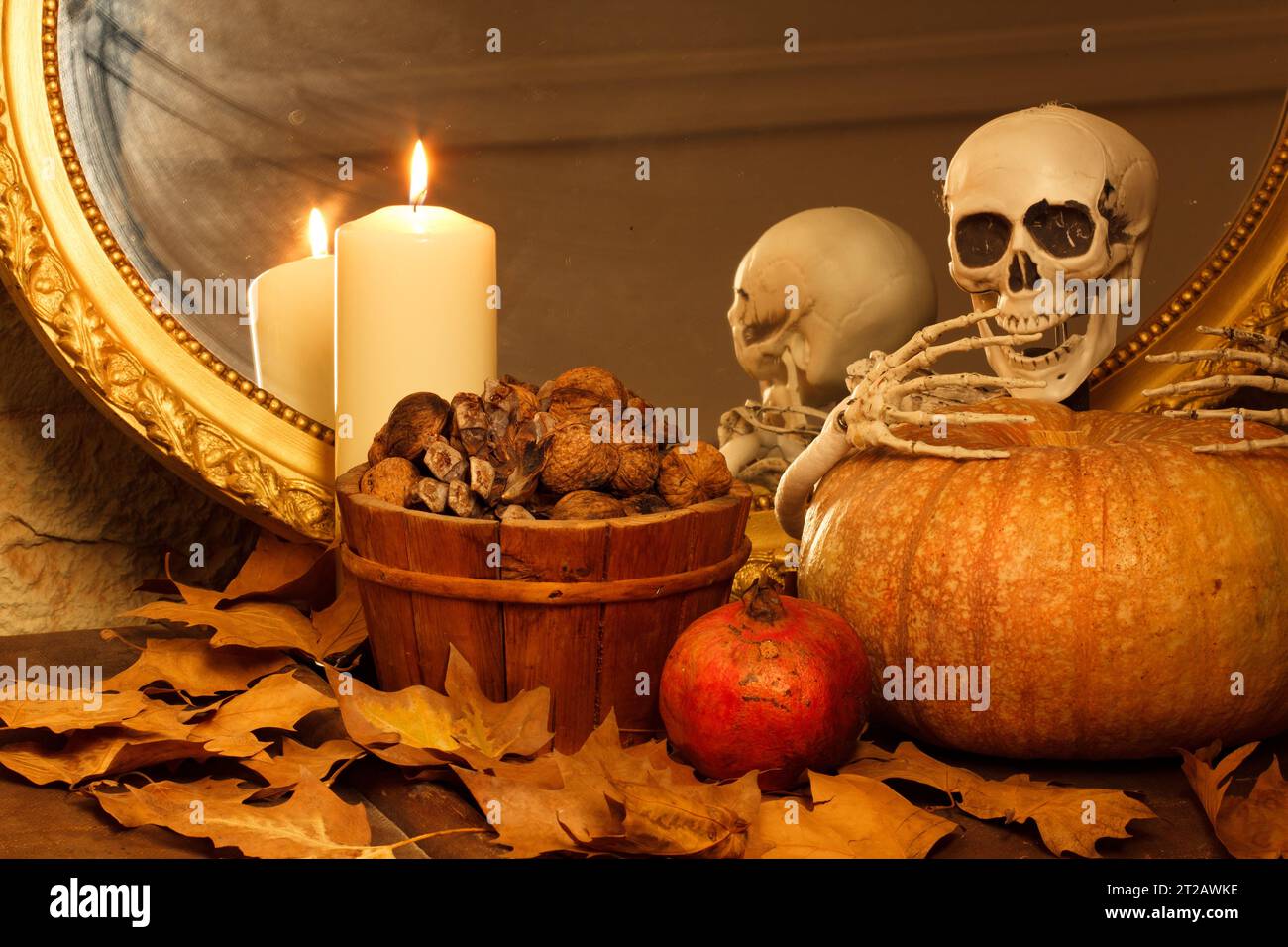 Composition décorative pour les vacances d'Halloween avec réflexion dans le miroir Banque D'Images