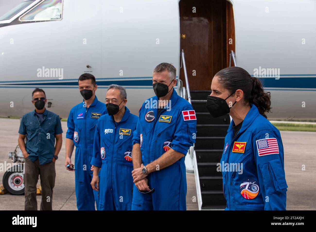 Arrivée de l’équipage SpaceX Crew-7 de la NASA au Kennedy Space Center. Les membres de l’équipage de la mission SpaceX Crew-7 de la NASA à destination de la Station spatiale internationale arrivent à l’installation de lancement et d’atterrissage du Kennedy Space Center en Floride le dimanche 20 août 2023. De gauche à droite, Konstantin Borisov, cosmonaute Roscosmos, Satoshi Furukawa, astronaute de la JAXA (Agence spatiale européenne), Andreas Mogensen, astronaute de l'ESA (Agence spatiale européenne), et Jasmin Moghbeli, astronaute de la NASA, discutent avec des dirigeants de la NASA, de l'ESA et de la JAXA. Banque D'Images