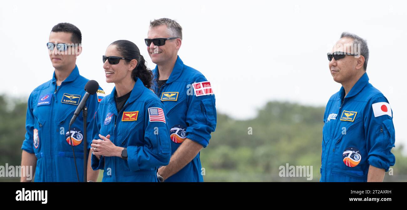Des astronautes de la NASA et un cosmonaute de Roscosmos arrivent au Kennedy Space Center le 20 août 2023, pour des activités de pré-lancement avant la mission SpaceX Crew-7 vers la Station spatiale internationale à bord de Dragon et Falcon 9. Banque D'Images