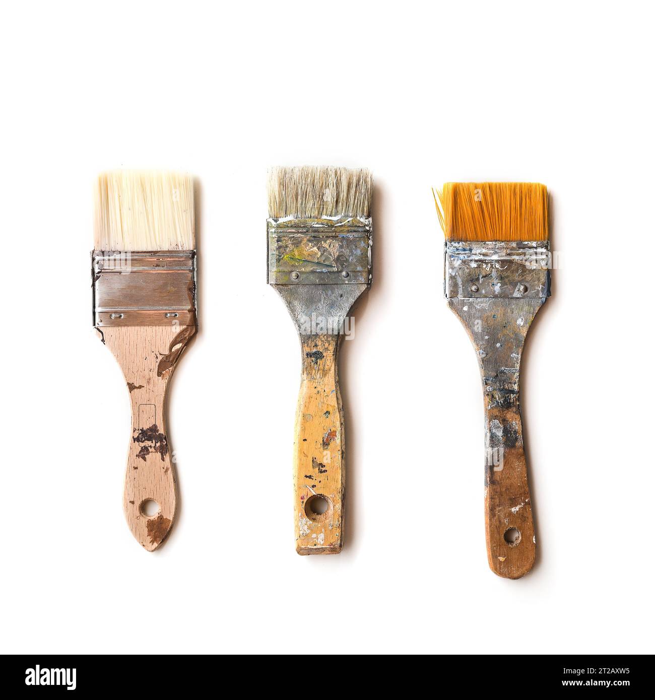 Trois brosses plates utilisées dans une rangée pour la peinture, la laque, le vernis ou la tache isolé avec des ombres sur un fond blanc, espace de copie, vue de dessus, se Banque D'Images