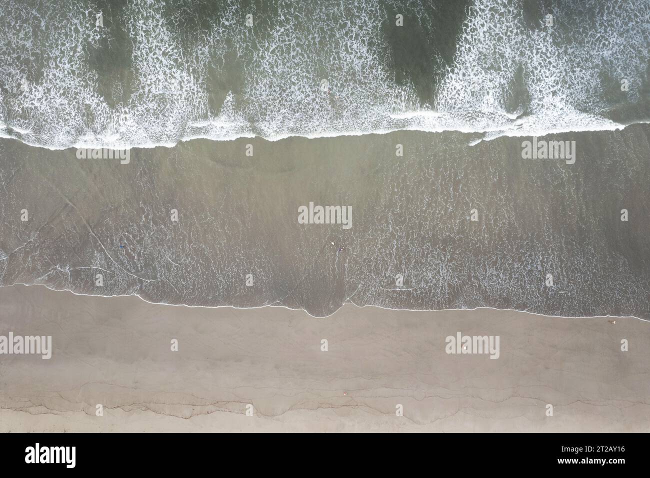 Vague de mer sur fond de sable de plage propre peu profonde au-dessus de la vue de drone supérieur Banque D'Images
