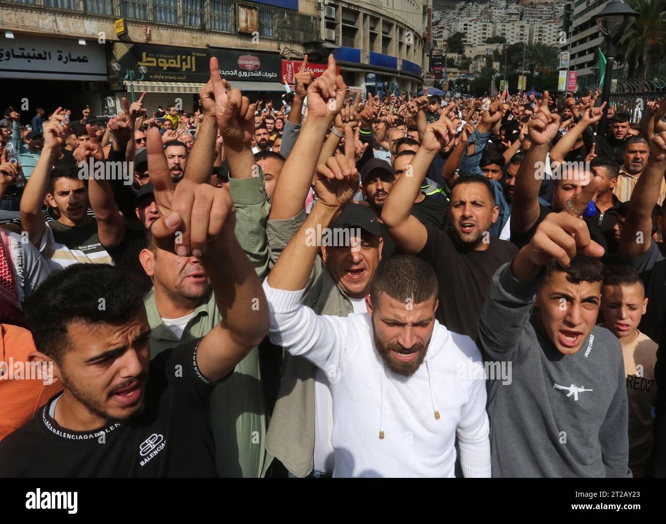 Naplouse. 18 octobre 2023. Des Palestiniens protestent contre une frappe aérienne contre l’hôpital baptiste Al-Ahli Arabi dans la ville de Naplouse, en Cisjordanie, le 18 octobre 2023. Au moins 471 Palestiniens ont été tués dans une explosion à l'hôpital baptiste Al-Ahli Arabi dans la bande de Gaza mardi soir, a déclaré mercredi le ministère de la Santé basé à Gaza. Le ministère a déclaré dans un communiqué que 471 Palestiniens avaient été tués et plus de 314 autres blessés, dont 28 dans un état critique. Crédit : Nidal Eshtayeh/Xinhua/Alamy Live News Banque D'Images