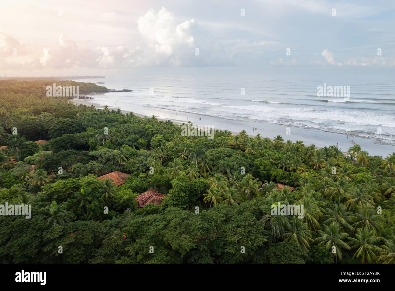 Les gens marchent sur la côte de la plage dans le matin lever du soleil vue aérienne drone Banque D'Images