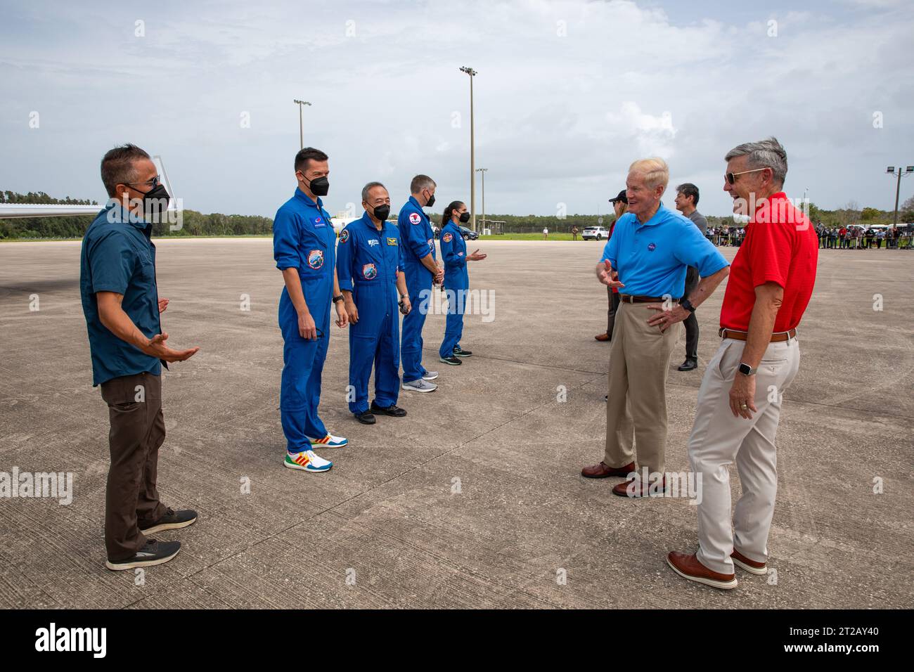 Les responsables de la NASA, de l'ESA et de la JAXA accueillent les astronautes Crew-7 à leur arrivée au Kennedy Space Center. Crew-7 sera lancé à bord de SpaceX Dragon et Falcon 9 vers l’ISS le 25 août 2023, depuis le complexe de lancement 39A dans le cadre du programme commercial Crew de la NASA. Banque D'Images