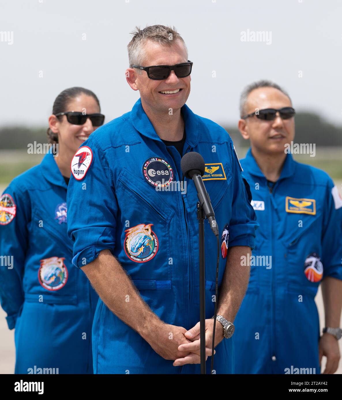 L'astronaute de l'ESA Andreas Mogensen s'adresse aux médias lors de l'arrivée de SpaceX Crew-7 au Centre spatial Kennedy de la NASA, avec l'astronaute Jasmin Moghbeli et l'astronaute JAXA Satoshi Furukawa en arrière-plan. Le lancement est prévu le 25 août 2023, du complexe de lancement 39A à l’ISS dans le cadre du programme commercial Crew de la NASA. Banque D'Images