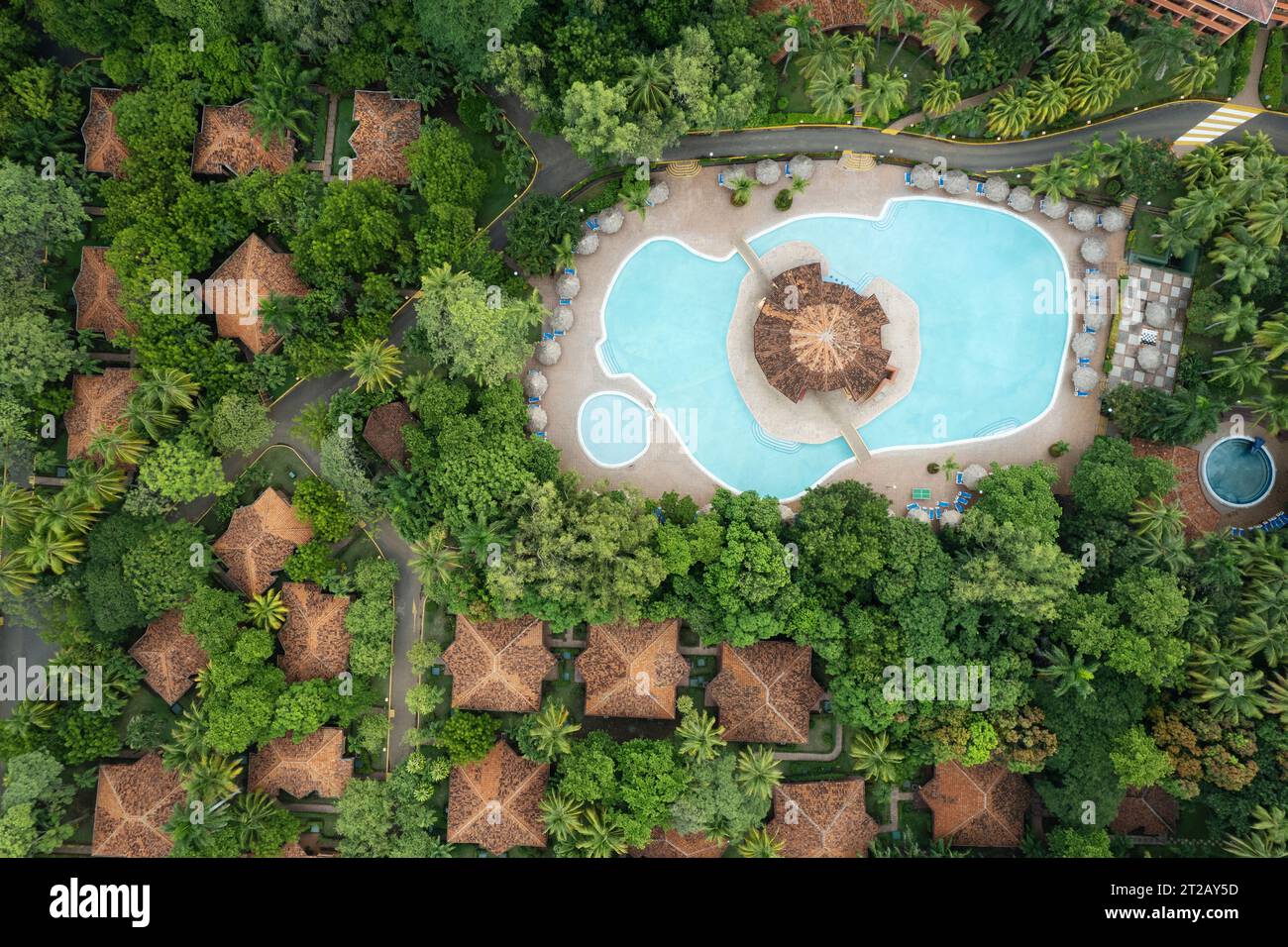 Grande piscine dans la station avec des palmiers autour de drone aérien vue de dessus Banque D'Images