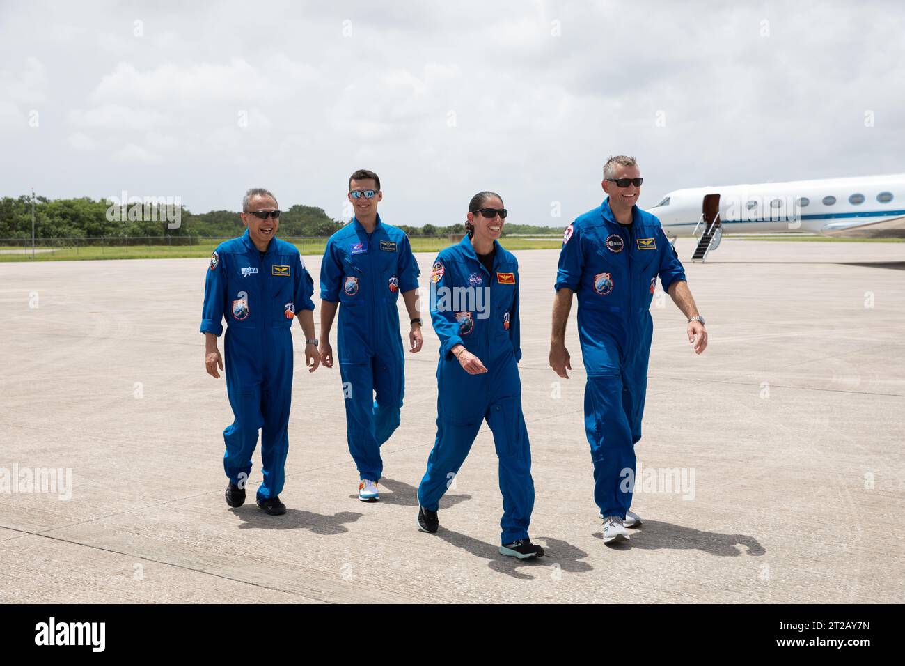 Les astronautes SpaceX Crew-7 de la NASA se préparent à voler vers l’ISS au Kennedy Space Center, marchant le long de la piste avant d’embarquer sur SpaceX Dragon et Falcon 9 pour le lancement du 25 août 2023. Banque D'Images