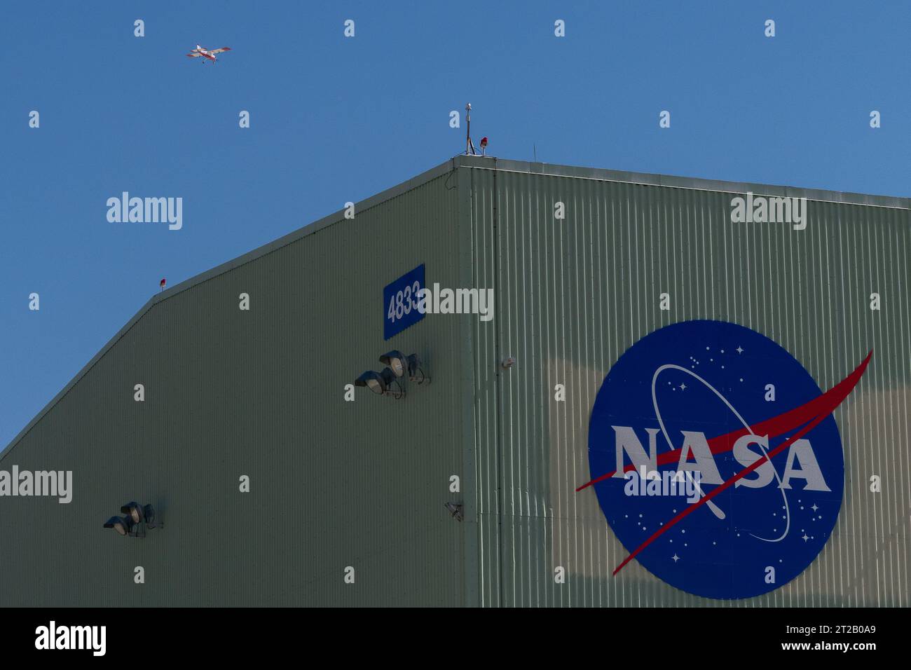 Le DROID 2 (drone intégré télécommandé Dryden) vole à proximité de l'ancien hangar de la navette spatiale au centre de recherche en vol d'Armstrong de la NASA, en Californie, dans le cadre de la campagne Advanced exploration of Reliable Operation at Low altitudes : Meteorology, Simulation, and Technology. Le projet étudie le vent pour améliorer la sécurité des futurs taxis aériens en utilisant le lidar et l'analyse micro-météorologique. Banque D'Images