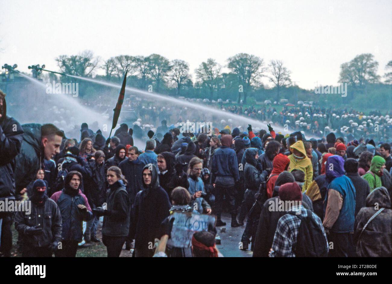 08.05.1996 Castortransport/ Demonstration Deutschland/ Niedersachsen/ Wendland/ BEI Dannenberg/Polizei räumt mit Wasserwerfern eine Demonstrant/ Sitzblock/ Demonstranten werden anschließend weggetragen/ Nutzung nur redaktionell/ *** 08 05 1996 Castor crédit éditorial : Imago/Alamy Live News Banque D'Images