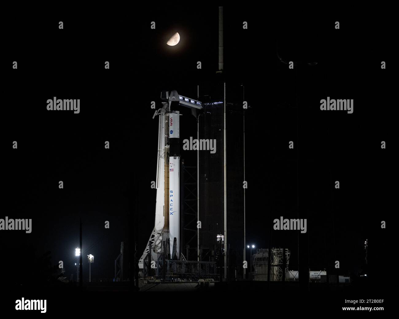 La Lune est visible au-dessus d'une fusée SpaceX Falcon 9 avec le vaisseau Dragon sur la rampe de lancement du complexe de lancement 39A. Parmi les astronautes de la NASA, on compte Jasmin Moghbeli, Andreas Mogensen, Satoshi Furukawa et Konstantin Borisov. La mission est un vol de rotation d’équipage vers la Station spatiale internationale dans le cadre du programme commercial Crew de la NASA. Banque D'Images