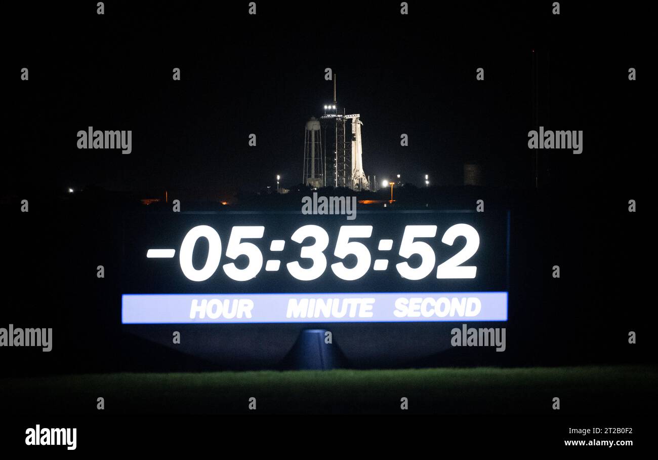 Une fusée SpaceX Falcon 9 avec le vaisseau spatial Dragon se trouve sur la rampe de lancement du Launch Complex 39A au Kennedy Space Center en Floride. Les astronautes Jasmin Moghbeli, Andreas Mogensen, Satoshi Furukawa et Konstantin Borisov se rendront à la Station spatiale internationale dans le cadre du programme commercial Crew de la NASA. Banque D'Images