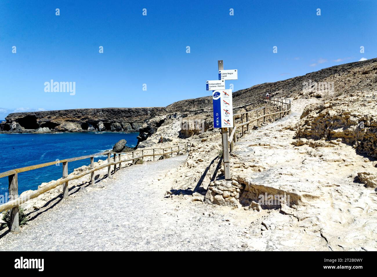 Panneau touristique aux grottes près du village balnéaire d'Ajuy sur la côte ouest de l'île canarienne de Fuerteventura - Ajuy, Pajara, Fuerteventura, Canary Banque D'Images