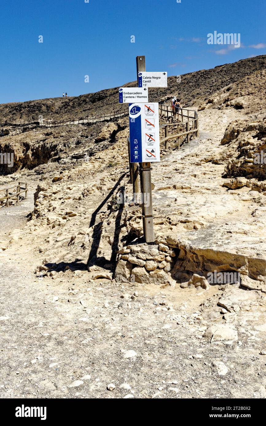 Panneau touristique aux grottes près du village balnéaire d'Ajuy sur la côte ouest de l'île canarienne de Fuerteventura - Ajuy, Pajara, Fuerteventura, Canary Banque D'Images