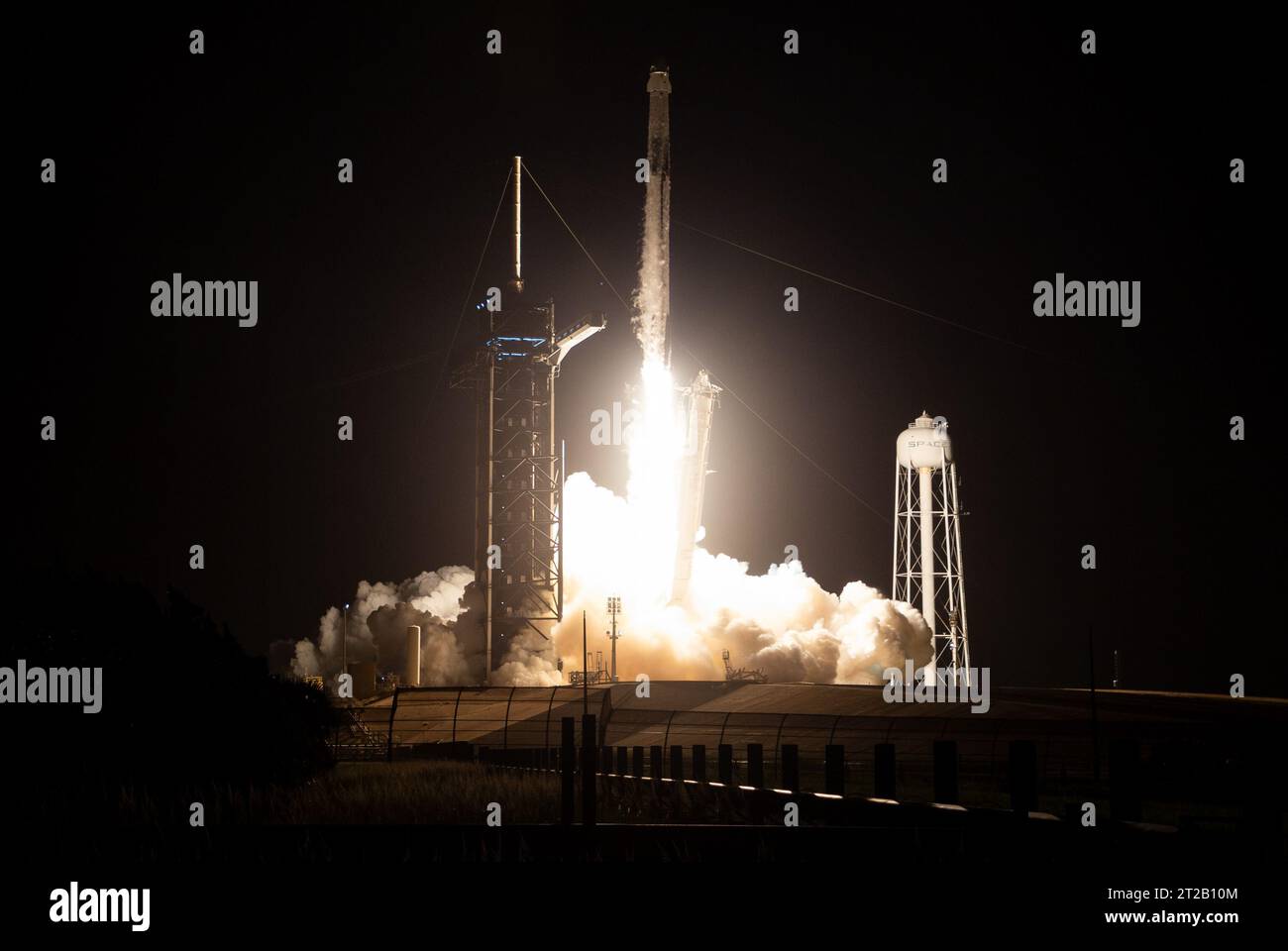 Les astronautes Jasmin Moghbeli, Andreas Mogensen, Satoshi Furukawa et Konstantin Borisov ont lancé à bord de SpaceX Dragon une fusée Falcon 9 du complexe de lancement 39A du Kennedy Space Center, Floride, le 26 août 2023, pour une mission de six mois à destination de la Station spatiale internationale dans le cadre du programme commercial Crew Program de la NASA. Banque D'Images