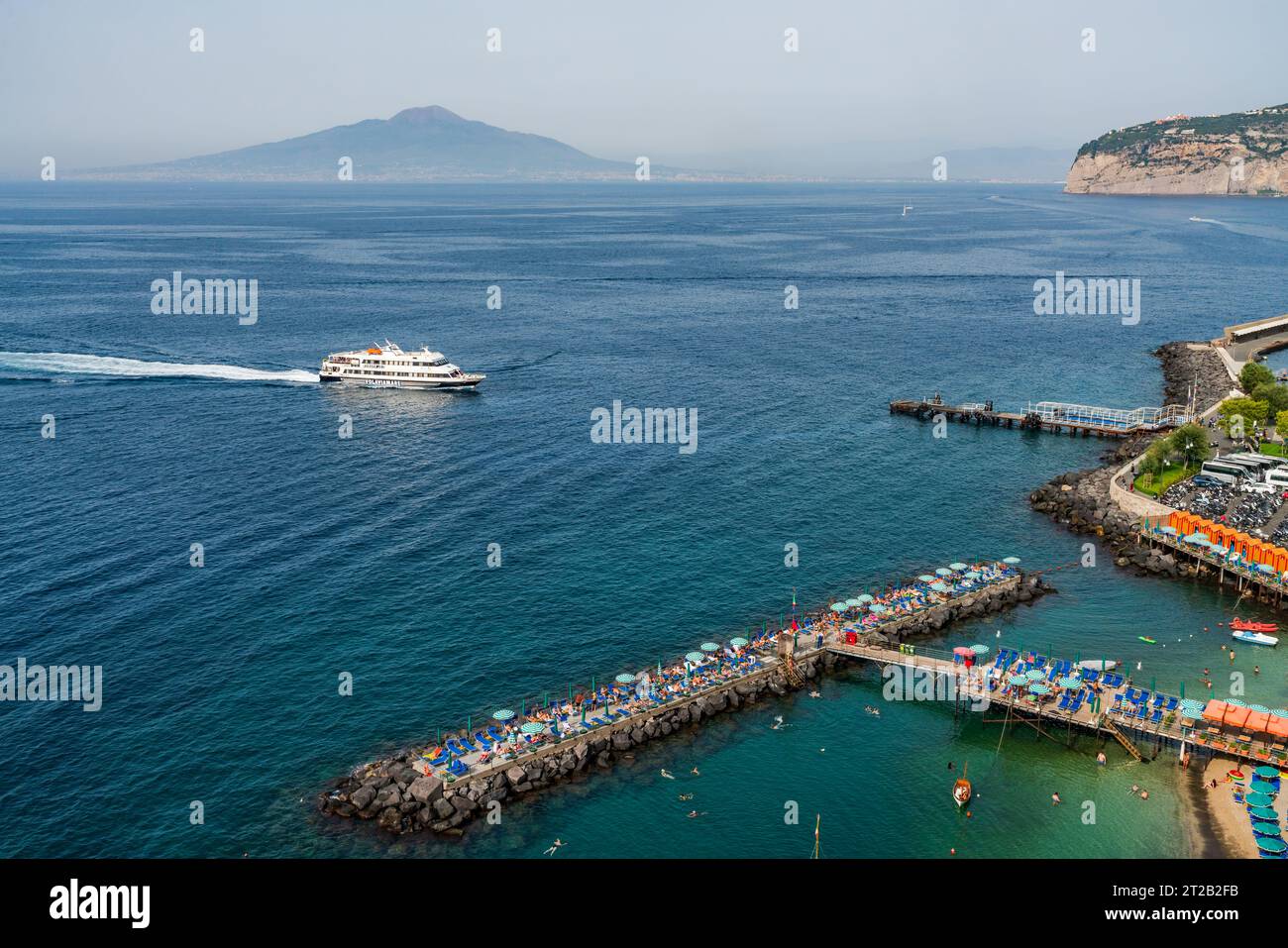 SORRENTE, ITALIE - 18 SEPTEMBRE 2023 : cabanes de plage et chaises longues sur la jetée de Sorrente. Sorrente est une ville côtière du sud-ouest de l'Italie, Banque D'Images