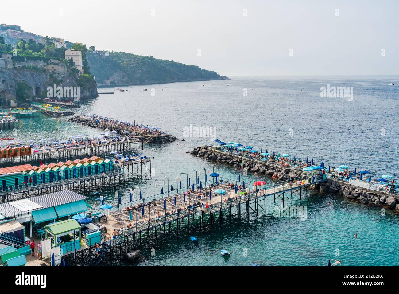 SORRENTE, ITALIE - SEPTEMBRE 18 2023 : cabanes de plage et chaises longues sur la jetée de Sorrente. Sorrente est une ville côtière du sud-ouest de l'Italie, Banque D'Images