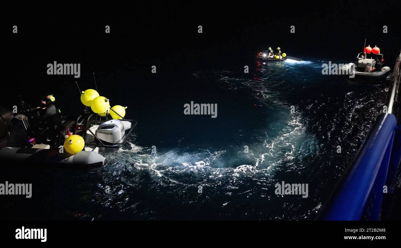 Le SpaceX Crew-6 de la NASA est retourné sur Terre le 3 septembre 2023, avec l’atterrissage du vaisseau Dragon Endeavour dans l’océan Atlantique au large de Jacksonville, en Floride. Des équipes de soutien sur des bateaux rapides, un jet ski et le navire de récupération MEGAN ont aidé les astronautes de la NASA Stephen Bowen, Warren Hoburg, l'astronaute des eau Sultan Alneyadi et le cosmonaute de Roscosmos Andrey Fedyaev après près de six mois sur l'expédition 69 à bord de la Station spatiale internationale. Banque D'Images