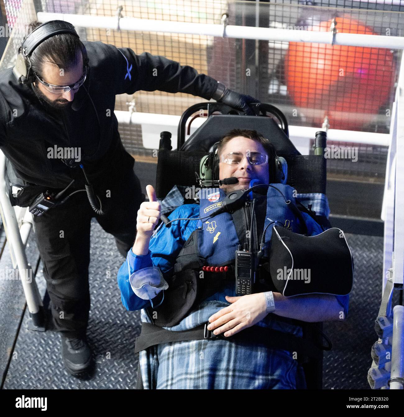 Le cosmonaute Andrey Fedyaev de Roscosmos est à l'intérieur d'un ascenseur sur le navire de récupération MEGAN de SpaceX pour atteindre un hélicoptère pour voler à Jacksonville, en Floride avec les astronautes Warren Hoburg, Stephen Bowen et l'astronaute des eau Sultan Alneyadi après avoir atterri dans l'océan Atlantique à bord du Dragon Endeavour après près de six mois sur la Station spatiale internationale dans le cadre de l'expédition 69. Banque D'Images