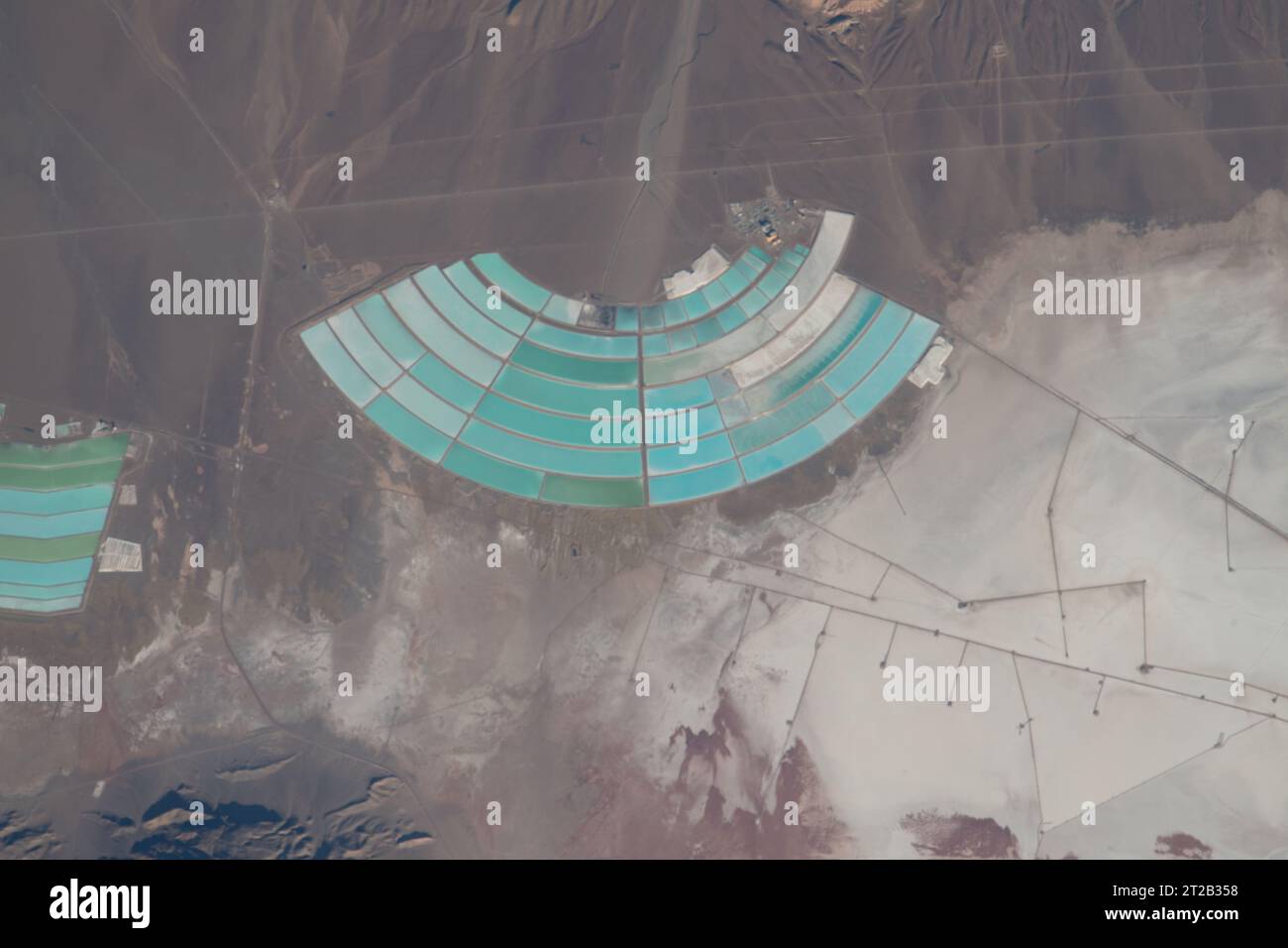 Des opérations d'extraction de lithium sont observées dans le nord de l'Argentine depuis la Station spatiale internationale en orbite à 266 miles au-dessus du continent le 11 septembre 2023. Banque D'Images