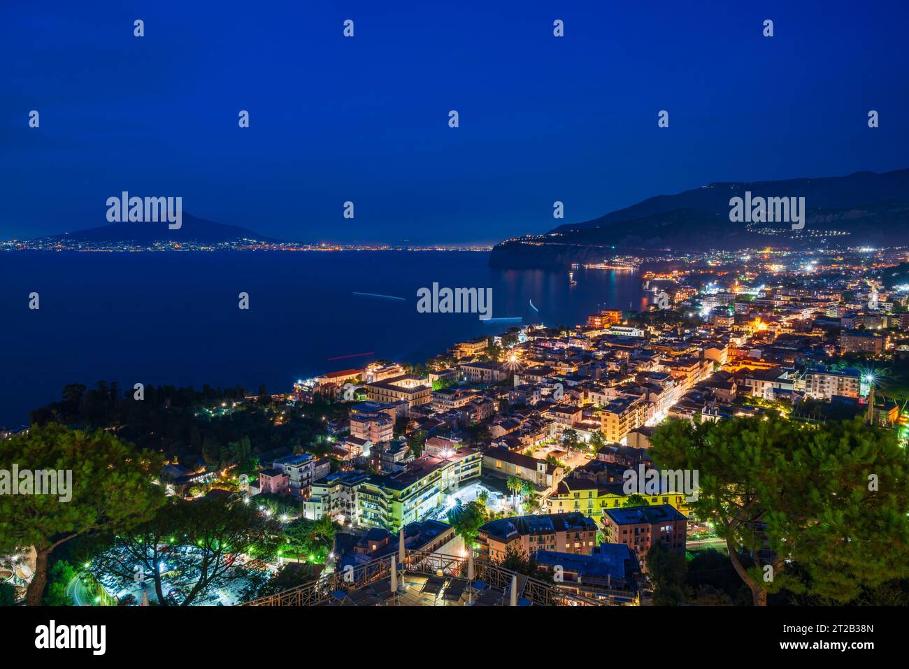 Vue panoramique de Sorrente et de la baie de Naples en Italie la nuit Banque D'Images