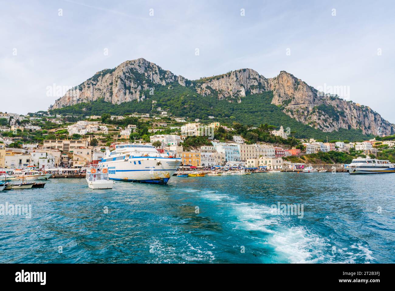 CAPRI, ITALIE - 19 SEPTEMBRE 2023 : bateaux à Marina Grande sur l'île de Capri célèbre pour ses paysages accidentés, ses hôtels haut de gamme et ses boutiques de luxe. Po Banque D'Images
