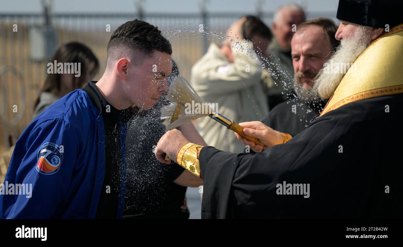 Un prêtre orthodoxe russe bénit la fusée Soyouz et son équipage à la zone 31 du cosmodrome de Baïkonour au Kazakhstan le 14 septembre 2023. L'équipage de l'expédition 70 comprend l'astronaute de la NASA Loral O'Hara et les cosmonautes de Roscosmos Oleg Kononenko et Nikolai Chub, dont le lancement est prévu à bord du Soyouz MS-24 le 15 septembre. Banque D'Images