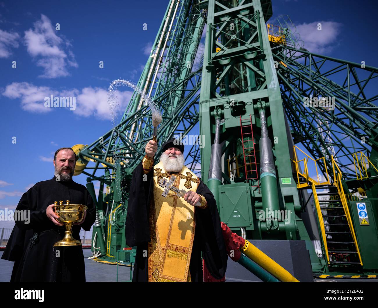 Un prêtre orthodoxe russe bénit la fusée Soyouz et son personnel à l’aire 31 du cosmodrome de Baïkonour au Kazakhstan le 14 septembre 2023. L'équipage de l'expédition 70 comprend l'astronaute de la NASA Loral O'Hara et les cosmonautes de Roscosmos Oleg Kononenko et Nikolai Chub, dont le lancement est prévu à bord du Soyouz MS-24 le 15 septembre. Banque D'Images