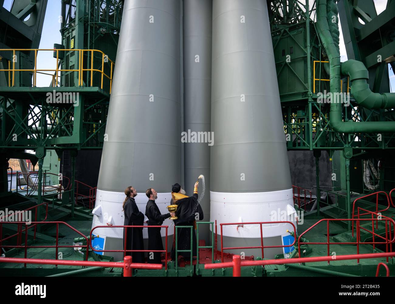 Un prêtre orthodoxe russe bénit la fusée Soyouz et son équipage à la zone 31 du cosmodrome de Baïkonour au Kazakhstan le 14 septembre 2023. L'expédition 70 comprend l'astronaute de la NASA Loral O'Hara et les cosmonautes de Roscosmos Oleg Kononenko et Nikolai Chub, dont le lancement est prévu à bord du Soyouz MS-24 le 15 septembre. Banque D'Images