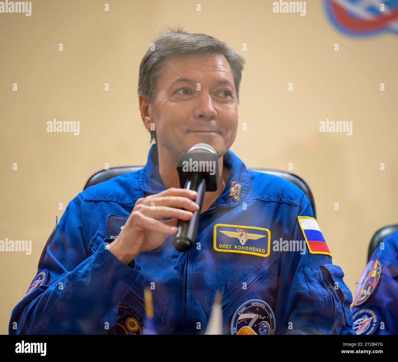 Conférence de presse expédition 70. Expédition 70 le cosmonaute Oleg Kononenko est vu en quarantaine derrière une vitre lors d'une conférence de presse, jeudi 14 septembre 2023 à l'hôtel Cosmonaute de Baïkonour, Kazakhstan. Expédition 70 l'astronaute de la NASA Loral O'Hara, les cosmonautes de Roscosmos Oleg Kononenko et Nikolai Chub devraient se lancer à bord de leur vaisseau spatial Soyouz MS-24 le 15 septembre. Banque D'Images