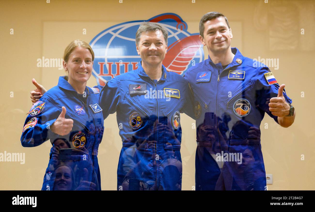 Conférence de presse expédition 70. Expédition 70 l'astronaute de la NASA Loral O'Hara, à gauche, les cosmonautes de Roscosmos Oleg Kononenko, et Nikolai Chub, à droite, posent pour une photo de groupe en quarantaine derrière une vitre lors d'une conférence de presse, jeudi 14 septembre 2023 à l'hôtel Cosmonaut de Baïkonour, Kazakhstan. O'Hara, Kononenko et Chub devraient se lancer à bord de leur vaisseau spatial Soyouz MS-24 le 15 septembre. Banque D'Images