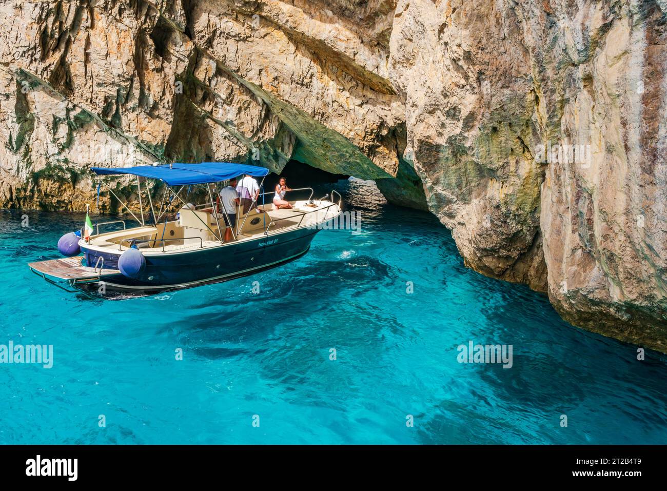 CAPRI, ITALIE - 19 SEPTEMBRE 2023 : les touristes en bateau admirent la grotte verte sur l'île de Capri. Banque D'Images