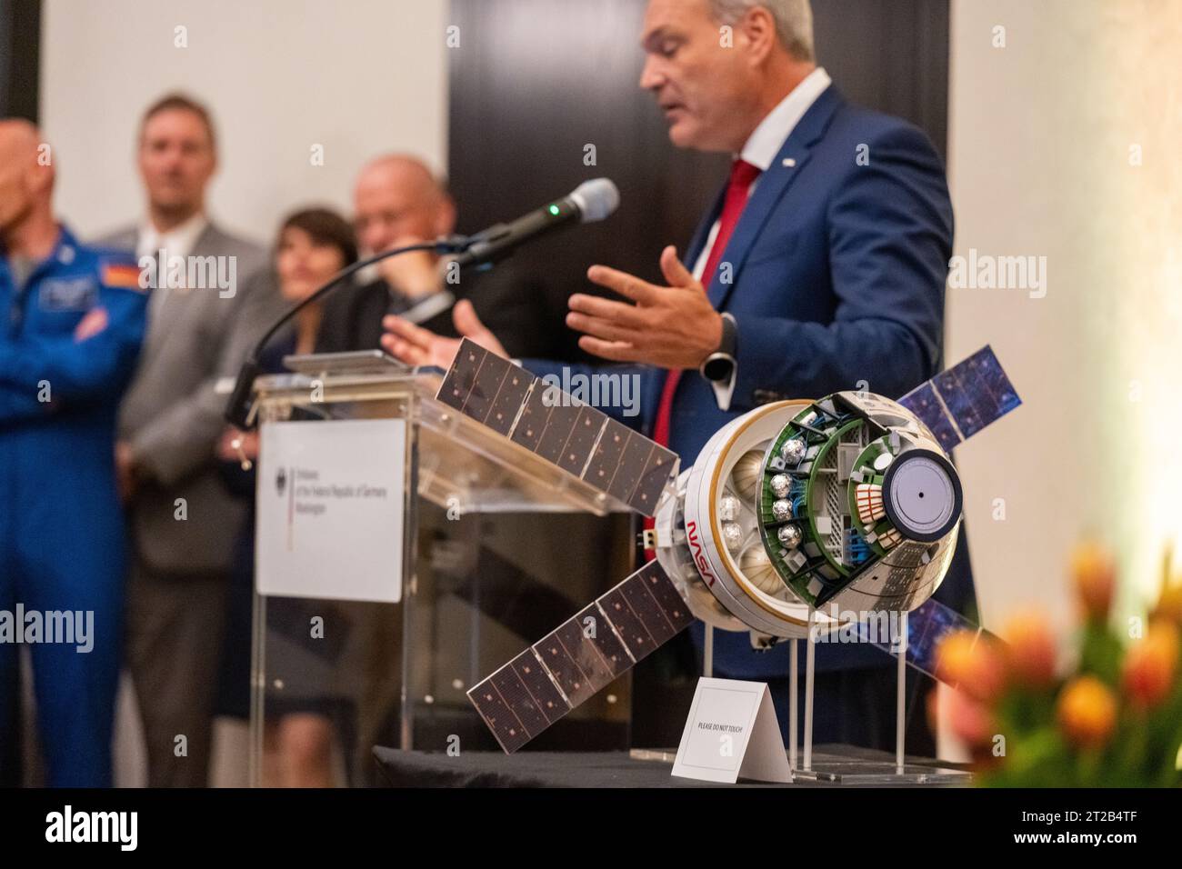 Une maquette de la sonde Orion est exposée alors que le Directeur général de l’Agence spatiale allemande Walther Pelzer prononce un discours lors de la cérémonie de signature des accords d’Artemis le 14 septembre 2023, à la résidence de l’ambassadeur allemand à Washington, D.C. L’Allemagne est devenue le 29e pays à signer les accords, établissant les principes de l’exploration spatiale internationale dans le cadre du programme Artemis de la NASA. Banque D'Images