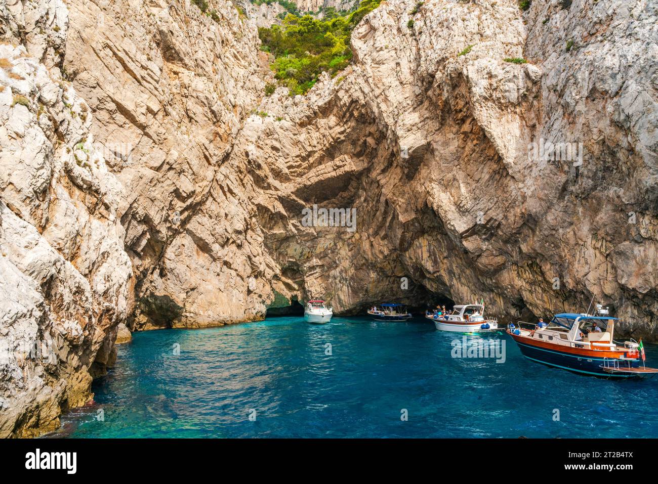 CAPRI, ITALIE - 19 SEPTEMBRE 2023 : touristes en bateaux dans la Grotte verte sur la côte de Capri Banque D'Images