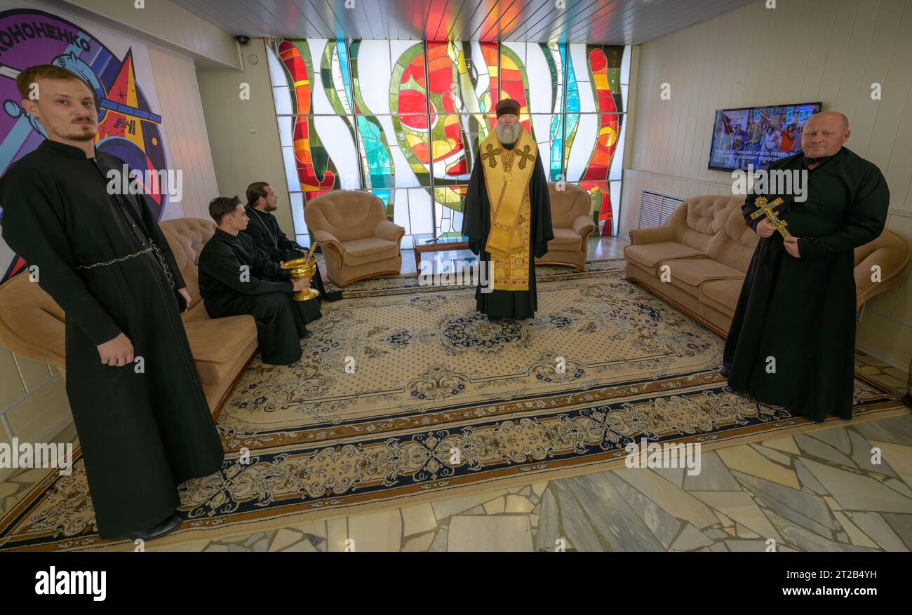 Un prêtre orthodoxe russe attend dans le hall de l'hôtel Cosmonaut à Baïkonour, Kazakhstan, le 15 septembre 2023, avant le départ de l'équipage de l'expédition 70, composé de l'astronaute de la NASA Loral O'Hara et des cosmonautes Roscosmos Oleg Kononenko et Nikolai Chub, pour une mission à destination de la Station spatiale internationale. Banque D'Images