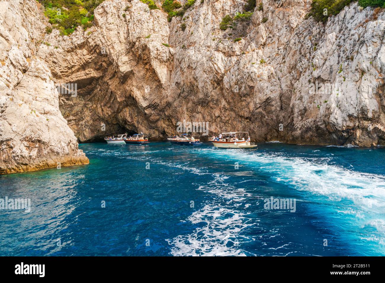 CAPRI, ITALIE - 19 SEPTEMBRE 2023 : les touristes en bateau prennent des photos de Green Grotto sur l'île de Capri. Banque D'Images