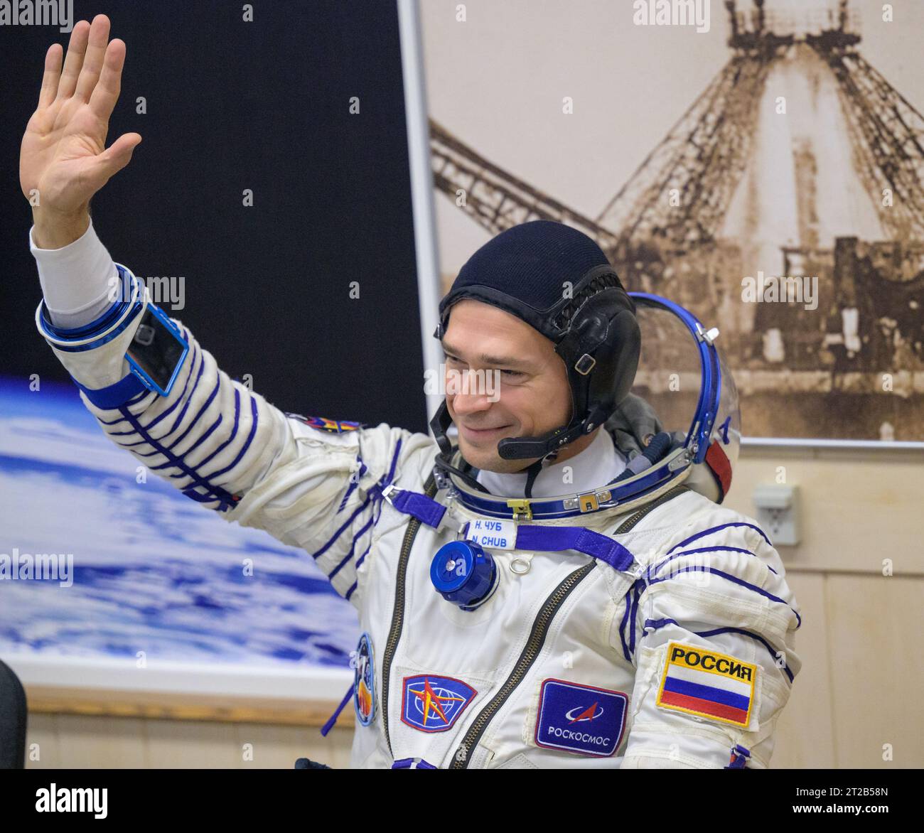 Expédition 70 le cosmonaute Nikolai Chub de Roscosmos fait des vagues à sa famille alors que lui et ses coéquipiers Oleg Kononenko et l'astronaute de la NASA Loral O'Hara font vérifier la pression de leurs combinaisons Sokol russes avant leur lancement Soyouz vers la Station spatiale internationale le 15 septembre 2023, au cosmodrome de Baïkonour, Kazakhstan, bâtiment 254. Banque D'Images