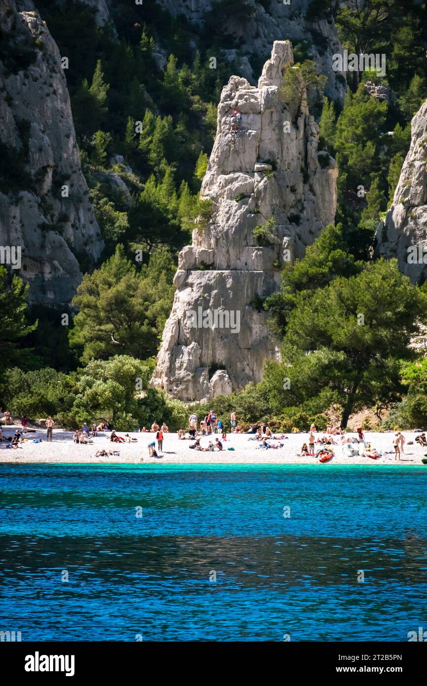 Une plage bondée dans l'une des célèbres calanques près de Cassis, dans le sud de la France. Banque D'Images