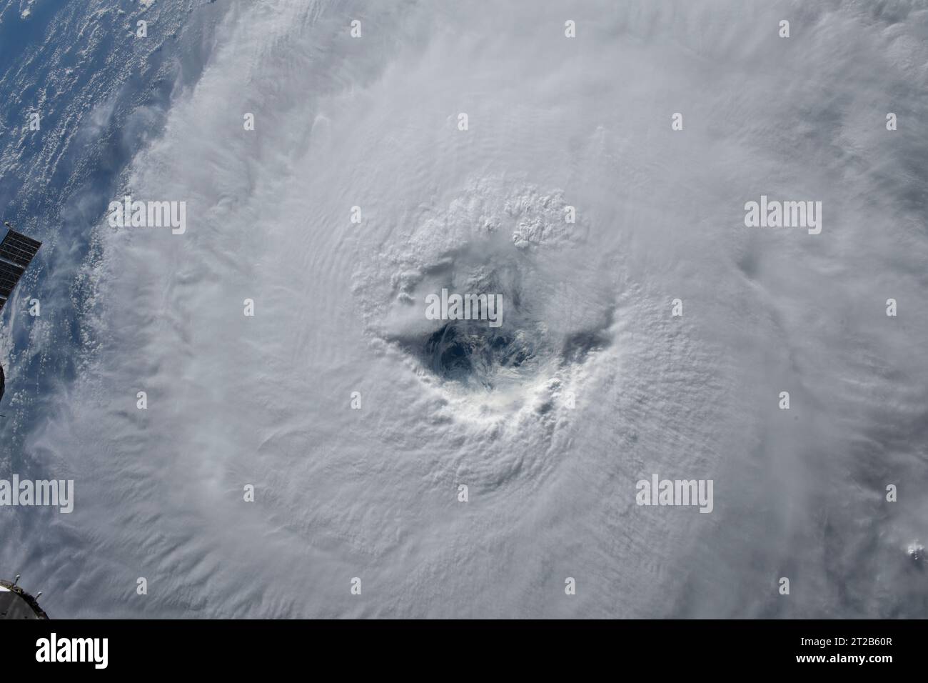 L'ouragan Nigel de catégorie 1 est photographié depuis l'ISS le 19 septembre 2023, alors qu'il traversait l'océan Atlantique vers le nord-est, avec l'œil de la tempête visible. L'ISS a orbité à 259 milles au-dessus de la Terre pendant l'observation. Banque D'Images